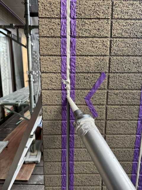 目地への打設作業
